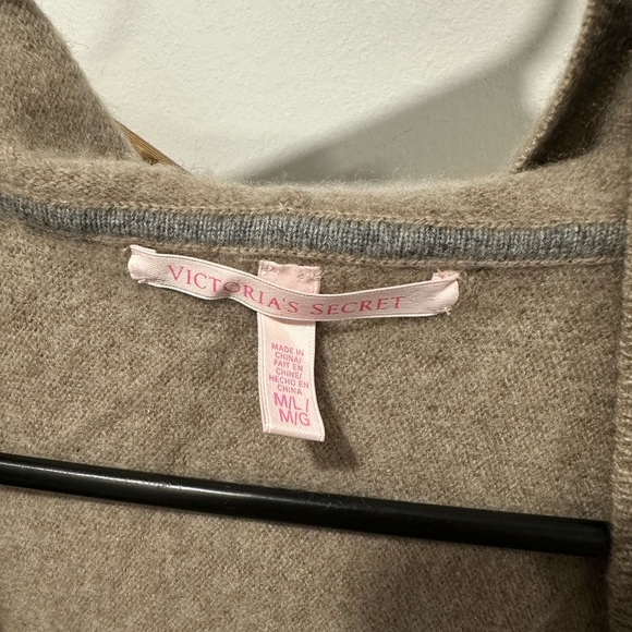 VICTORIA SECRET 100% CASHMERE WRAP TOP CARDIGAN -
M/L - Picture 8 of 9